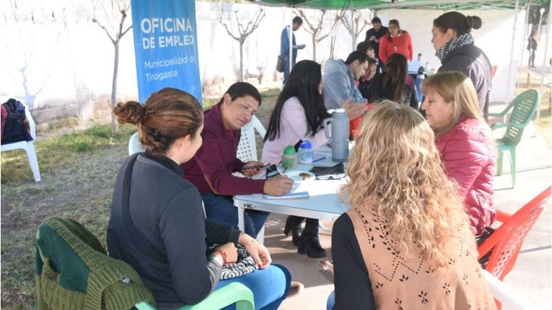 Nóblega dialoga con los vecinos y atiende necesidades