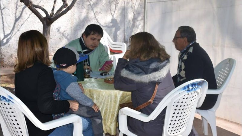 Nóblega dialoga con los vecinos y atiende necesidades