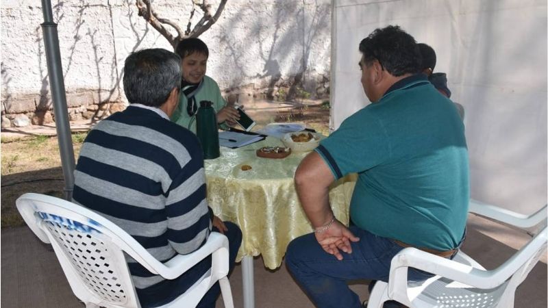 Nóblega dialoga con los vecinos y atiende necesidades