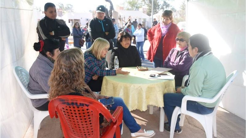 Nóblega dialoga con los vecinos y atiende necesidades