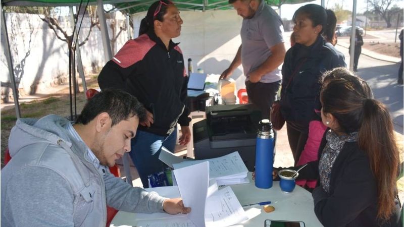 Nóblega dialoga con los vecinos y atiende necesidades