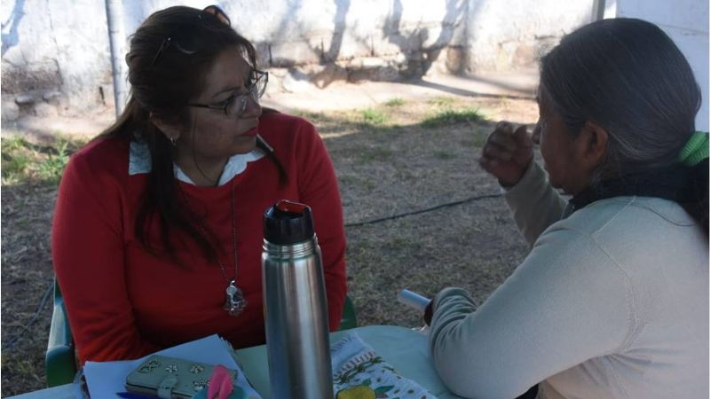 Nóblega dialoga con los vecinos y atiende necesidades