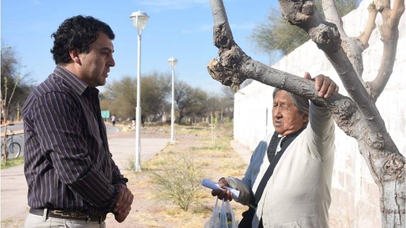 Nóblega dialoga con los vecinos y atiende necesidades