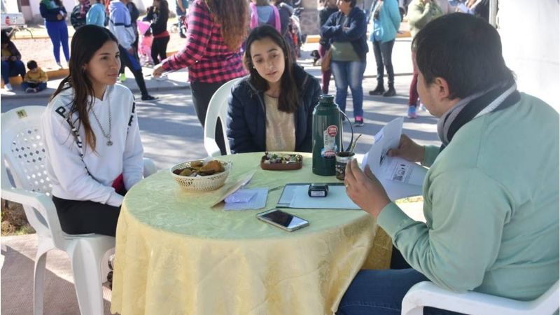 Nóblega dialoga con los vecinos y atiende necesidades