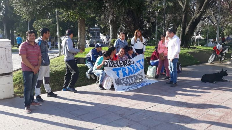 Tensa protesta de vecinos que piden trabajo