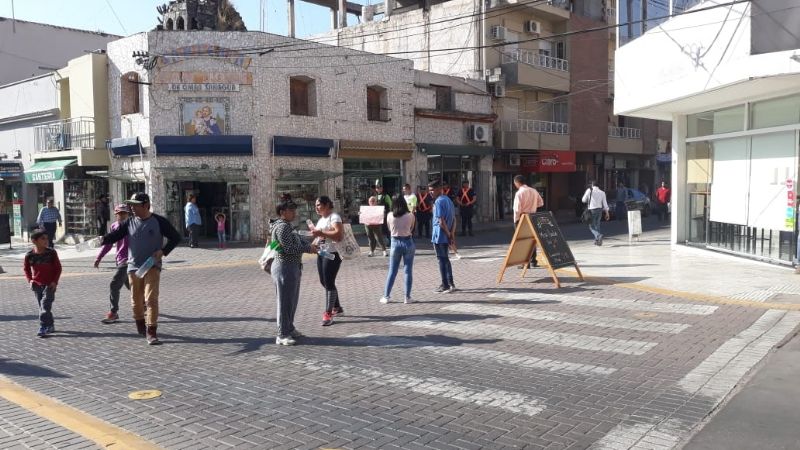 Mujer se encadenó exigiendo que su hijo sea liberado