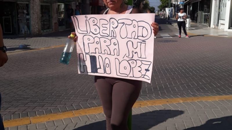 Mujer se encadenó exigiendo que su hijo sea liberado