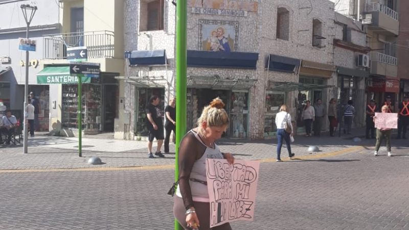 Mujer se encadenó exigiendo que su hijo sea liberado