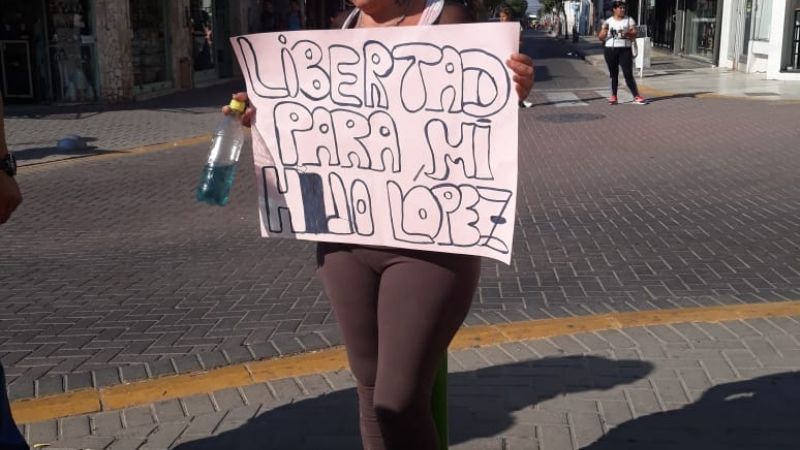 Mujer se encadenó exigiendo que su hijo sea liberado