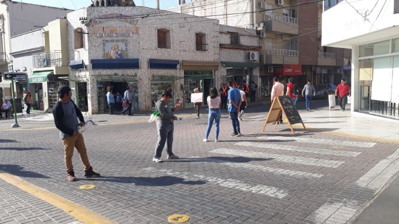 Mujer se encadenó exigiendo que su hijo sea liberado