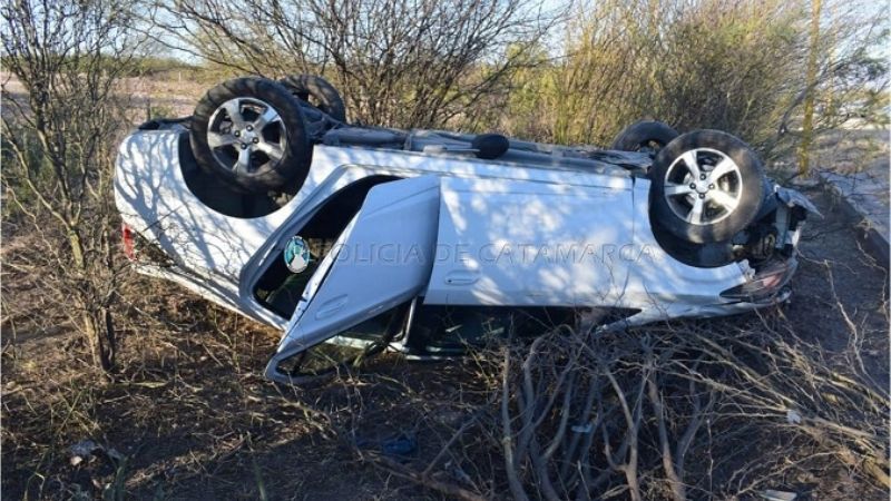 Mujer volcó con su auto en Belén