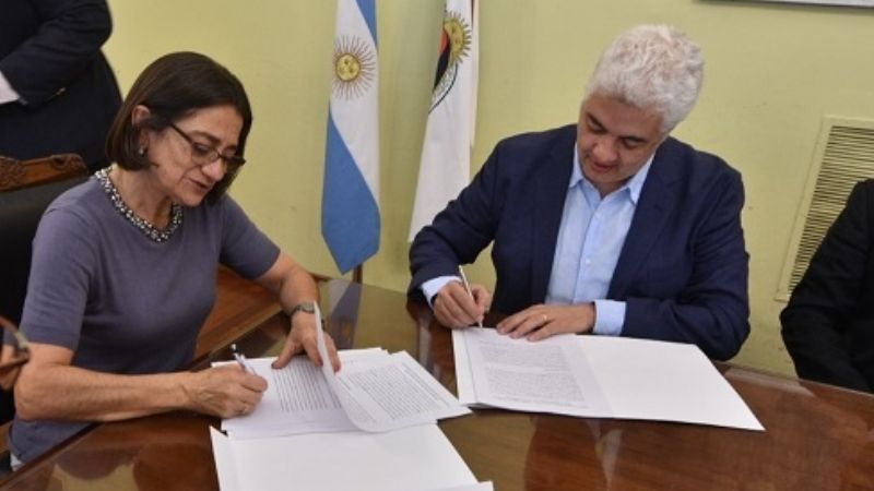 Corpacci firmó contrato por áreas mineras