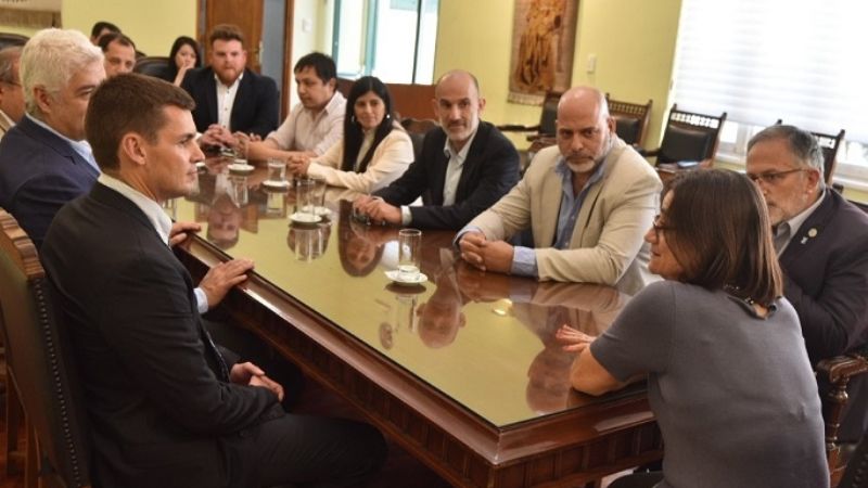 Corpacci firmó contrato por áreas mineras