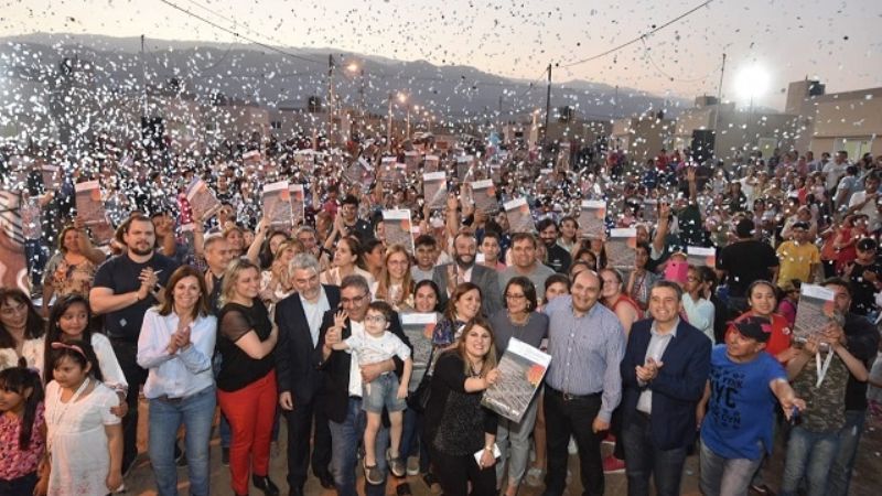 La Gobernadora entregó 60 viviendas en Valle Chico