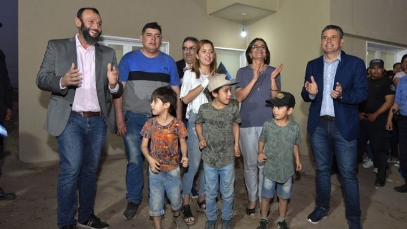 La Gobernadora entregó 60 viviendas en Valle Chico