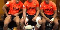 AGUSTÍN SEGURA (Der.) con la Currie Cup, ganada hoy en Sudáfrica.