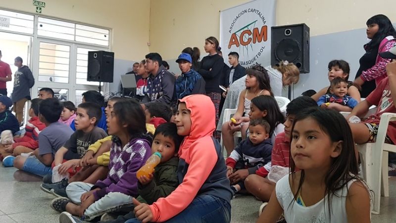 El Maxi Básquetbol celebró el Día del Niño en B° Alcira Sur