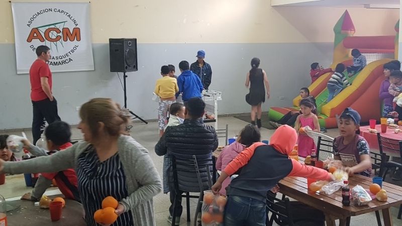 El Maxi Básquetbol celebró el Día del Niño en B° Alcira Sur
