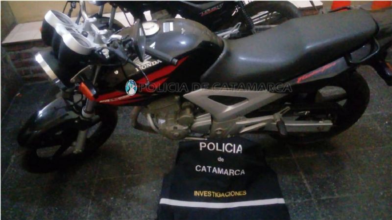 Rescatan una moto que estaba abandonada