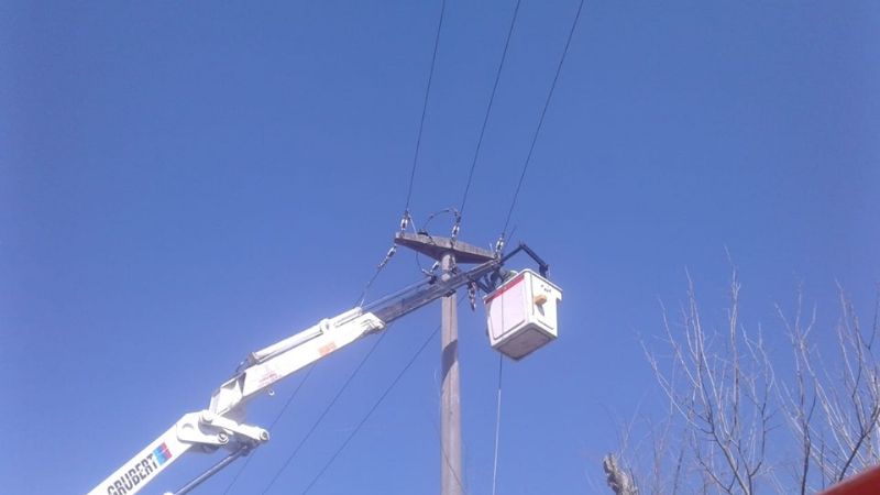 Reemplazan postes de madera por columnas de hormigón