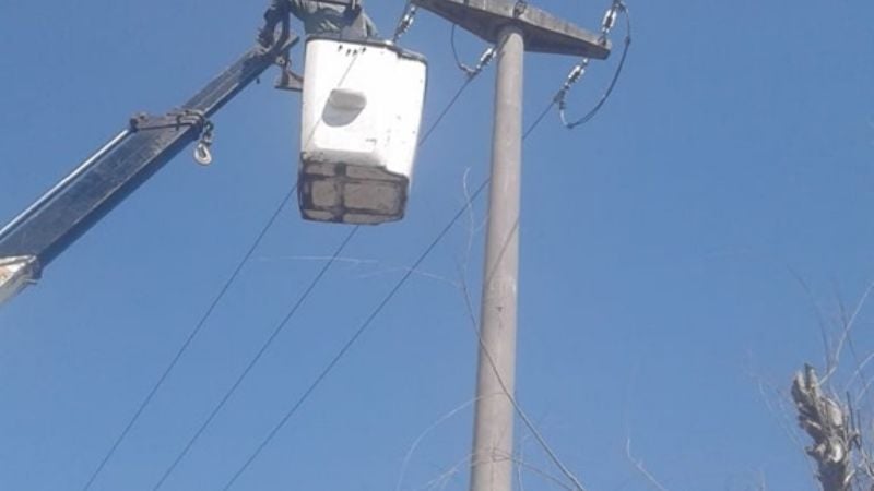 Reemplazan postes de madera por columnas de hormigón