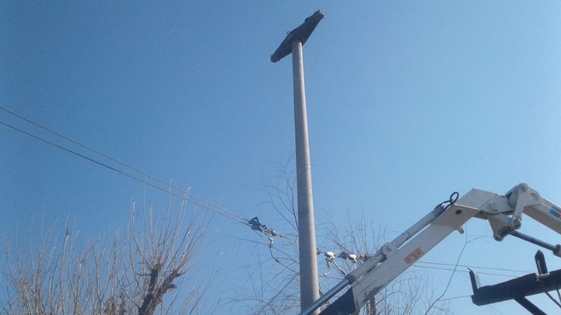 Reemplazan postes de madera por columnas de hormigón