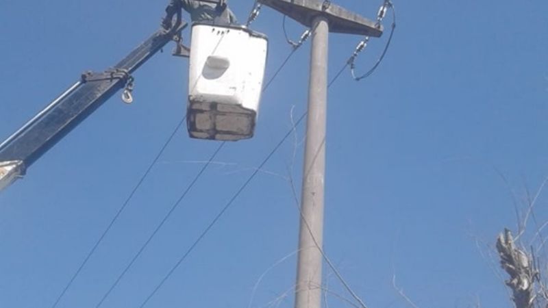 Reemplazan postes de madera por columnas de hormigón
