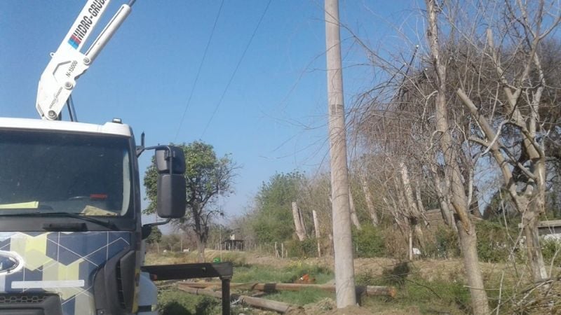 Reemplazan postes de madera por columnas de hormigón