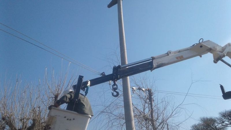 Reemplazan postes de madera por columnas de hormigón