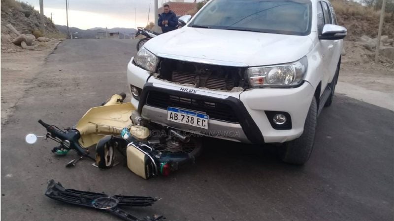 Motociclista chocó con una camioneta y tuvo que ser asistido