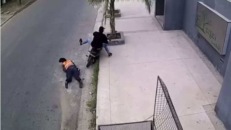 Adolescente arrolló a una policía que se levantó para iniciar la persecución