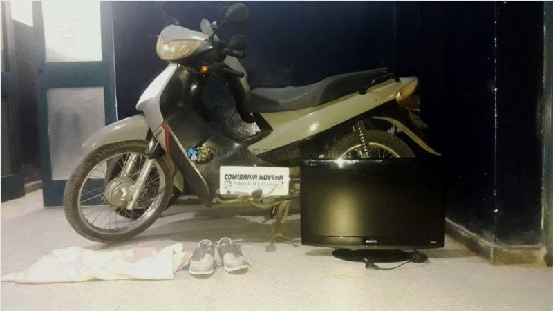 Sorprenden a una mujer vendiendo en la calle un tv, zapatillas y una moto