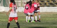RIVADAVIA abraza a Nadia Gambarella, que abrió el marcador en la final femenina.
