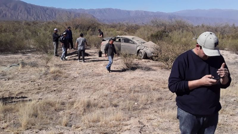 Perdió el control del auto y terminó al costado de la banquina