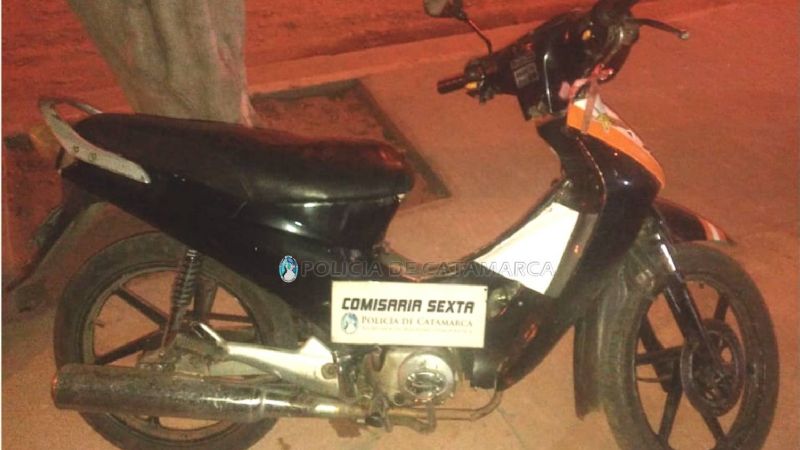 Arrestan a dos jóvenes que quisieron escapar con una moto sin papeles