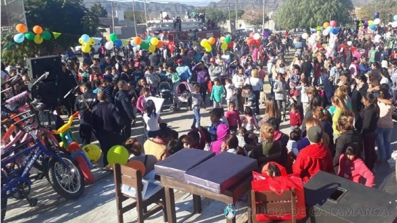 Policías e instituciones agasajaron a los niños