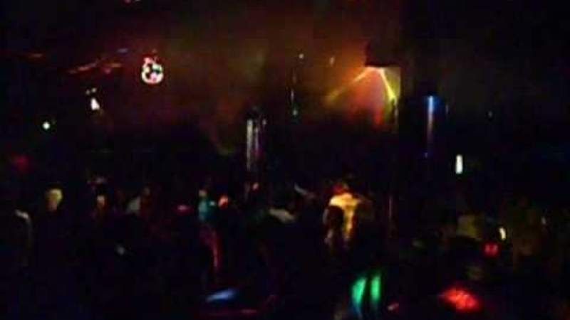 Salió del boliche ebrio y quiso pelear con policías