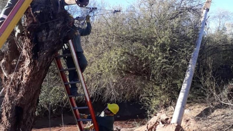 Desviaron una acequia y se derrumbó un poste de energía
