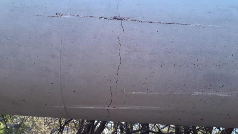 Desviaron una acequia y se derrumbó un poste de energía