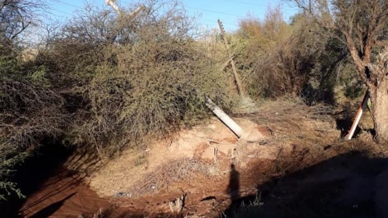Desviaron una acequia y se derrumbó un poste de energía