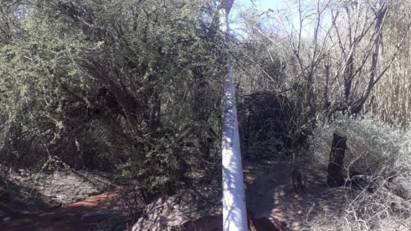Desviaron una acequia y se derrumbó un poste de energía