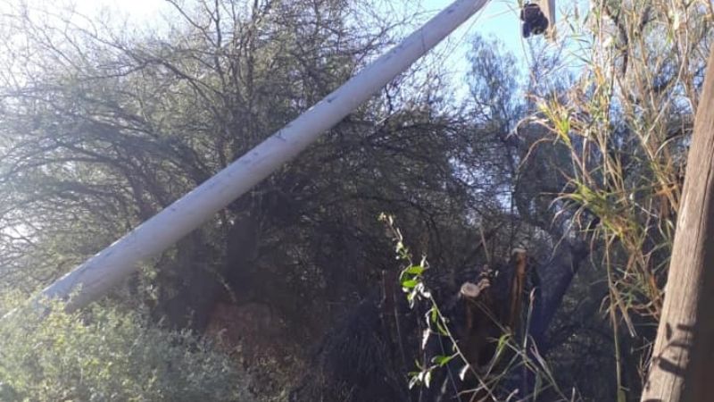 Desviaron una acequia y se derrumbó un poste de energía