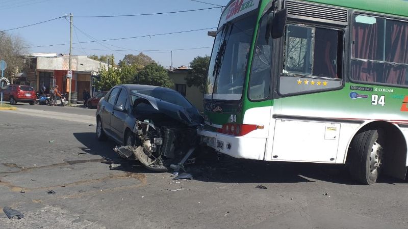 Impactante choque entre un colectivo y un auto
