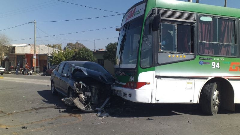 Impactante choque entre un colectivo y un auto