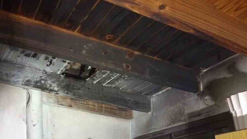 Se prendió fuego el techo de machimbre en una casa