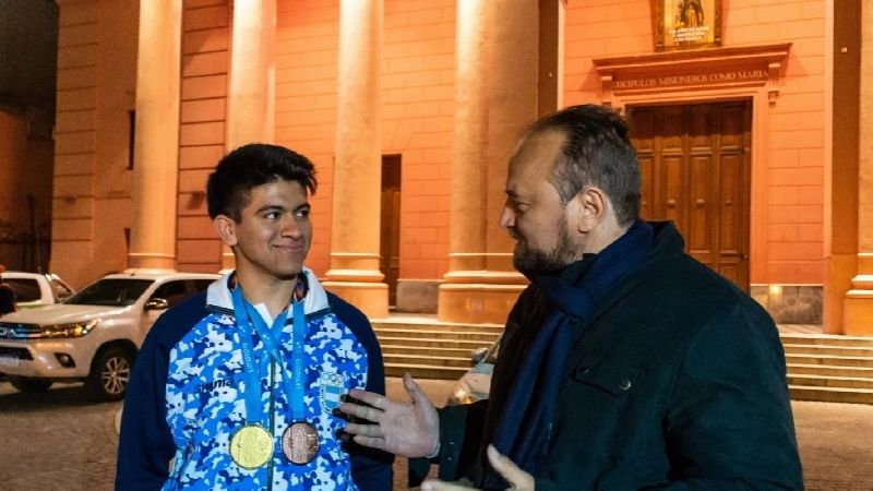 Julián Gutiérrez recibido como un auténtico campeón