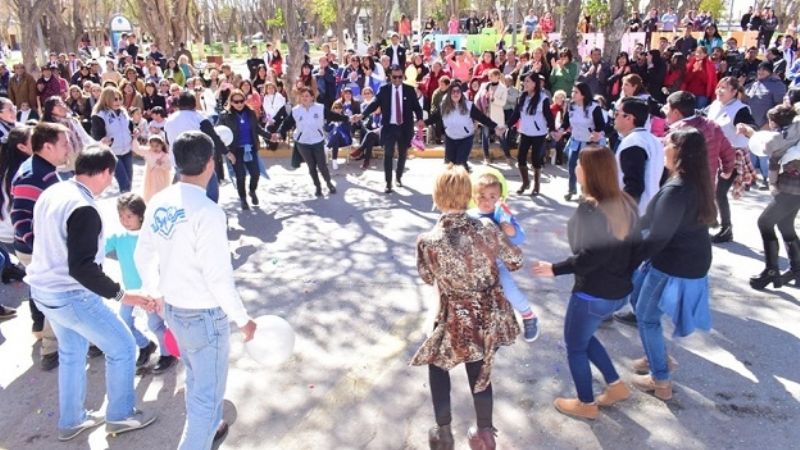 Todas las promociones participaron del cumpleaños 100 de la Escuela Abel Acosta