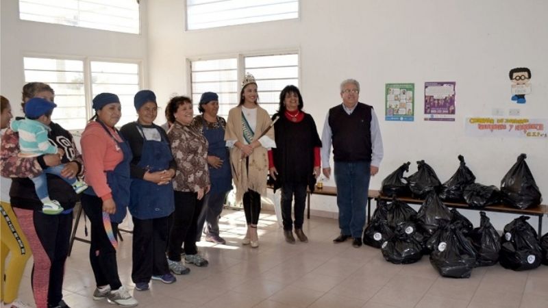Entregan los alimentos de la elección de la Reina del Poncho 2019