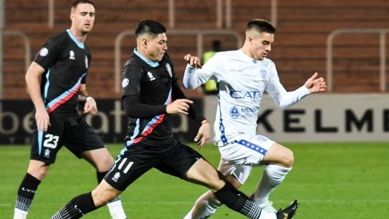 Arsenal venció a Godoy Cruz en Mendoza y también es líder