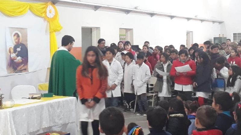 Las imágenes de San Roque y San Cayetano visitan escuela